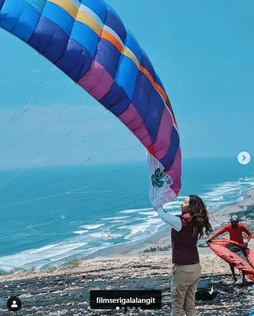 8 Gaya Anya Geraldine jadi atlet paralayang di 'Serigala Langit' Instagram @anyageraldine