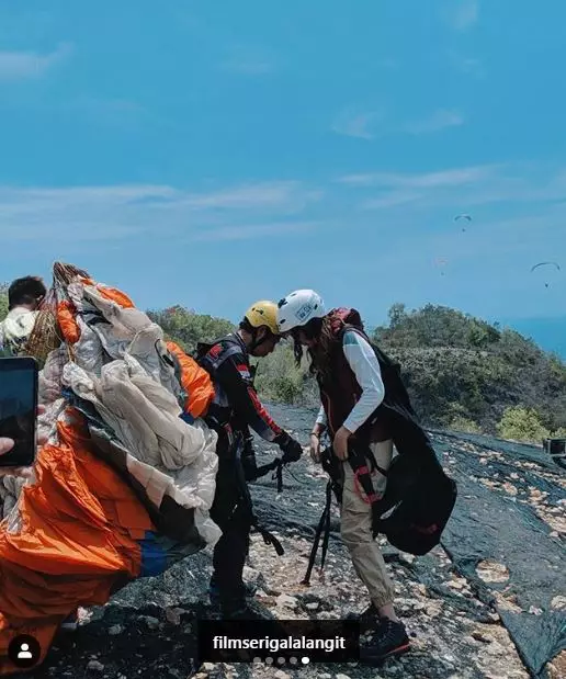 8 Gaya Anya Geraldine jadi atlet paralayang di 'Serigala Langit' Instagram @anyageraldine