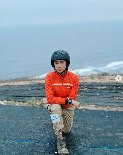 8 Gaya Anya Geraldine jadi atlet paralayang di 'Serigala Langit' Instagram @anyageraldine