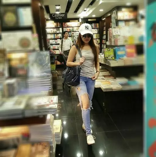 gaya Ayu Ting Ting pakai jeans sobek-sobek instagram 