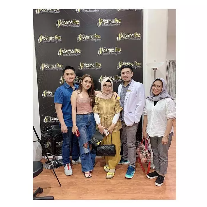 gaya Ayu Ting Ting pakai jeans sobek-sobek instagram 