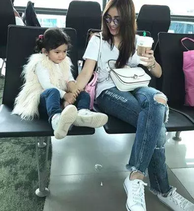 gaya Ayu Ting Ting pakai jeans sobek-sobek instagram 