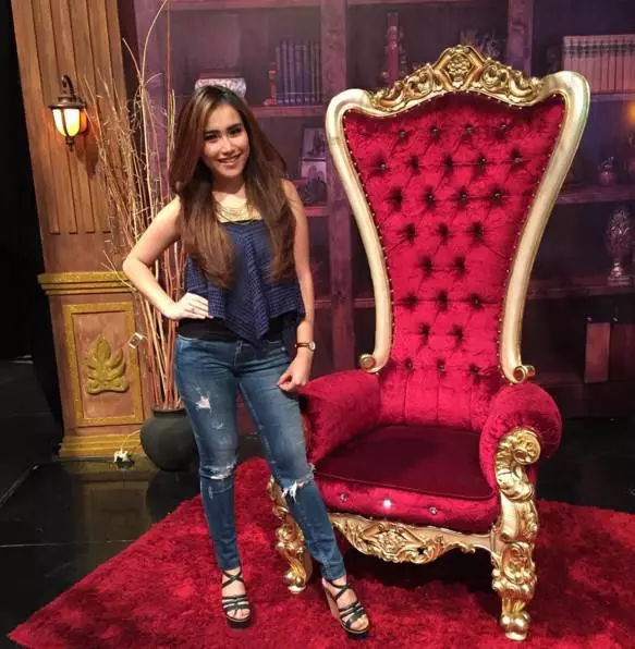 gaya Ayu Ting Ting pakai jeans sobek-sobek instagram 