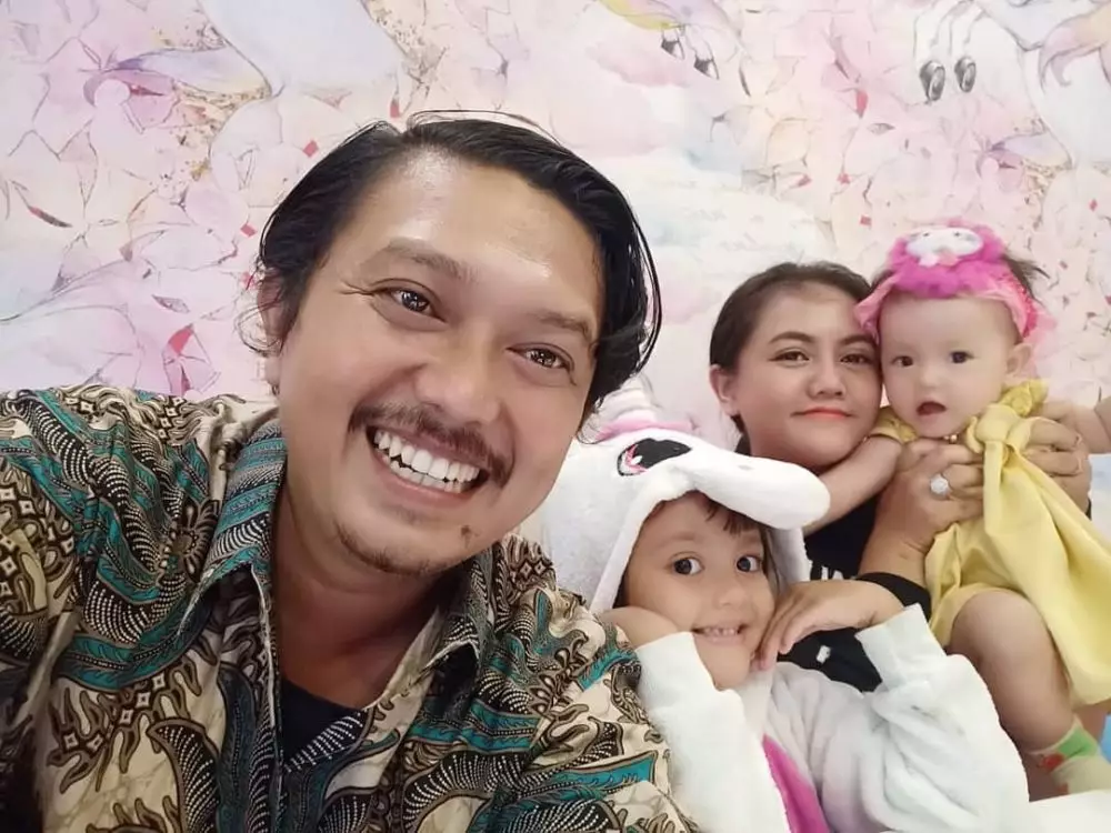 Tisna TOP dan keluarga © 2020 brilio.net Tisna TOP dan keluarga © 2020 brilio.net