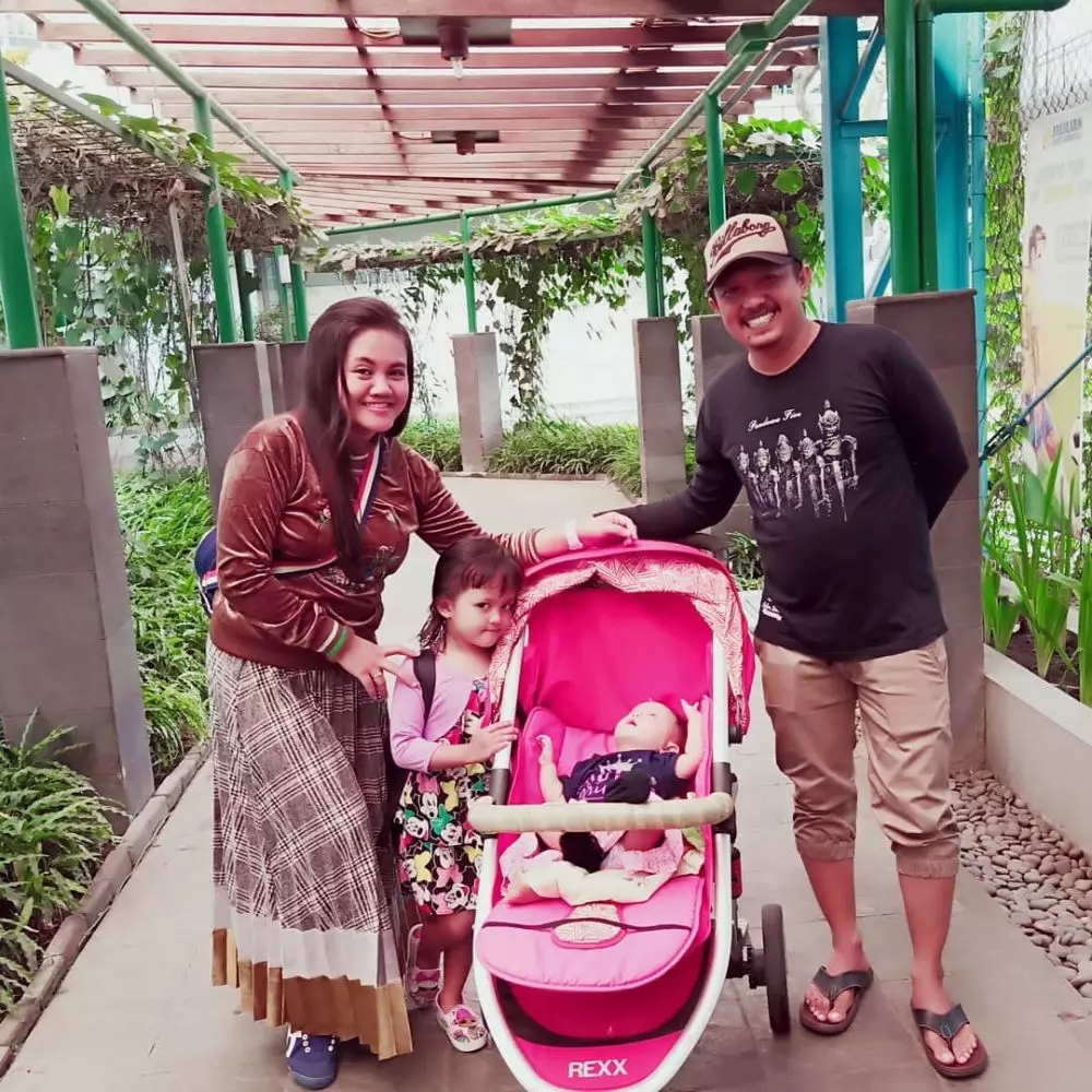 Tisna TOP dan keluarga © 2020 brilio.net Tisna TOP dan keluarga © 2020 brilio.net