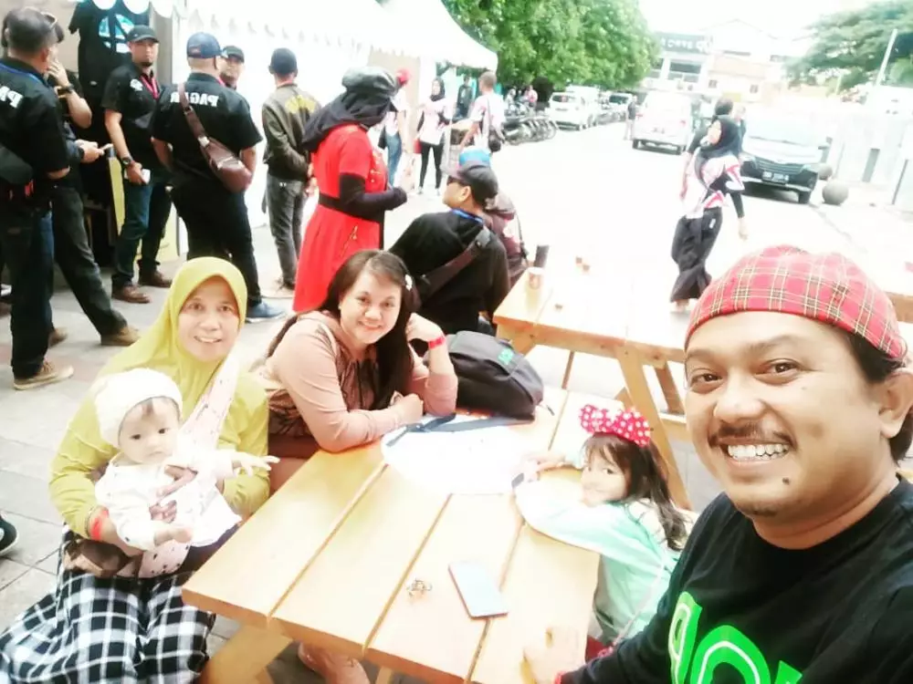 Tisna TOP dan keluarga © 2020 brilio.net Tisna TOP dan keluarga © 2020 brilio.net