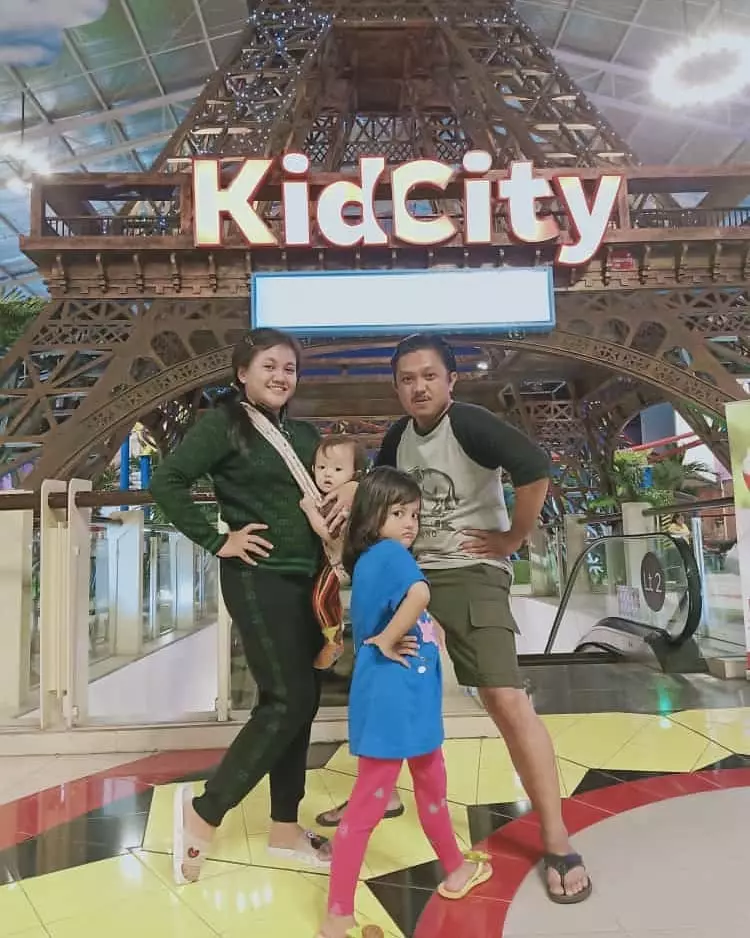 Tisna TOP dan keluarga © 2020 brilio.net Tisna TOP dan keluarga © 2020 brilio.net