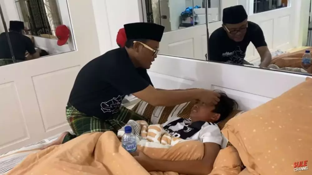 sule rawat anak sakit © 2020 brilio.net sule rawat anak sakit © 2020 brilio.net