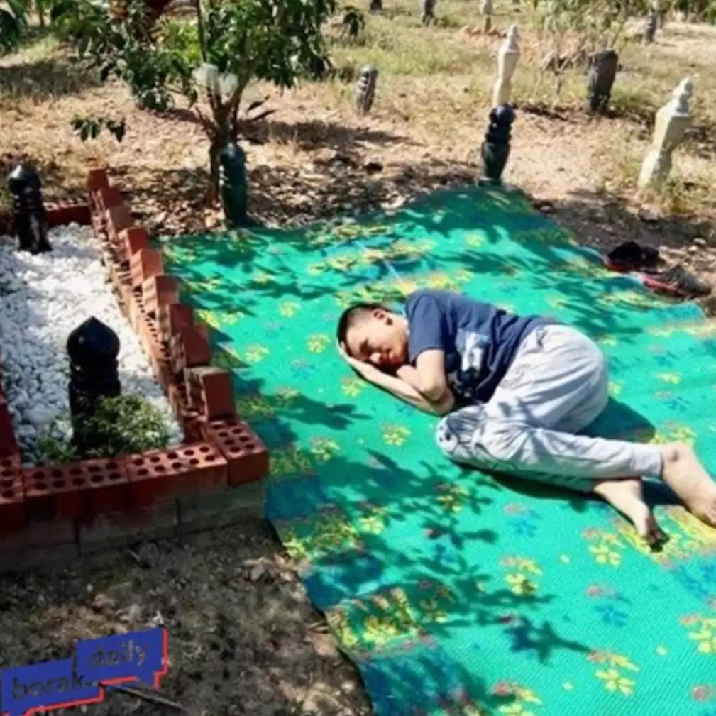 Rindu kasih orangtua, remaja autis ini tidur di makam sang ayah