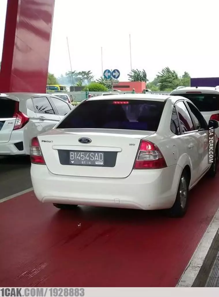 pelat nomor kendaraan absurd © 2020 1cak.com