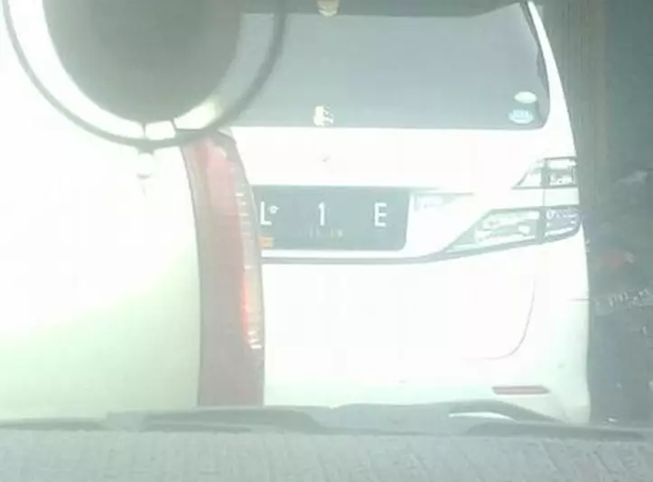 pelat nomor kendaraan absurd © 2020 1cak.com