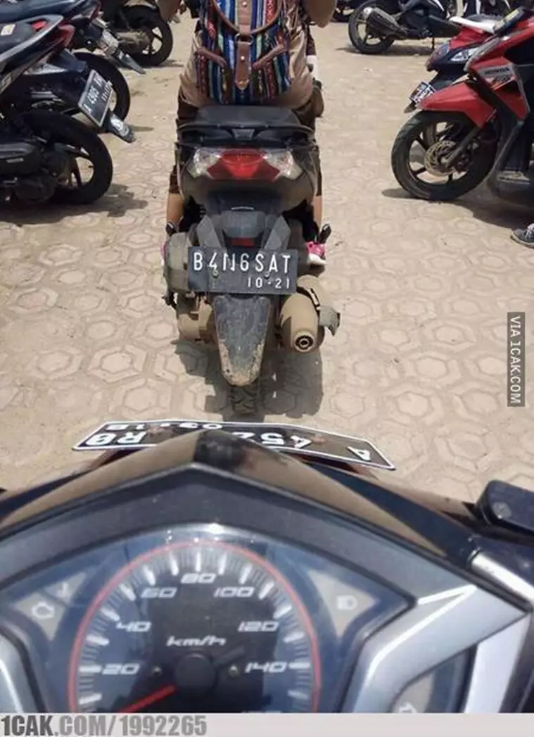 pelat nomor kendaraan absurd © 2020 1cak.com