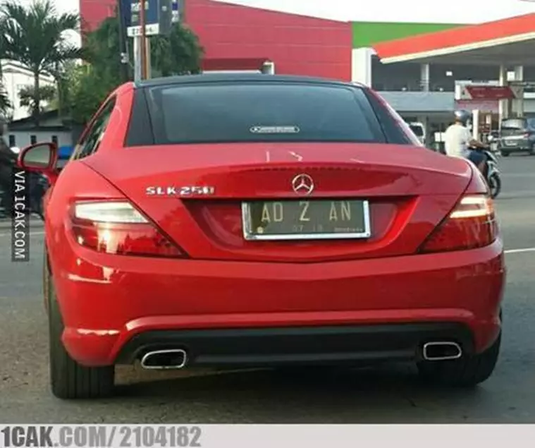 pelat nomor kendaraan absurd © 2020 1cak.com