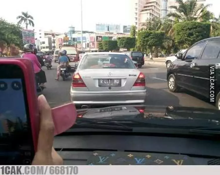 pelat nomor kendaraan absurd © 2020 1cak.com