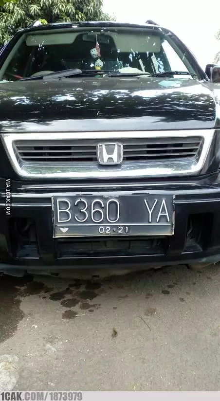 pelat nomor kendaraan absurd © 2020 1cak.com