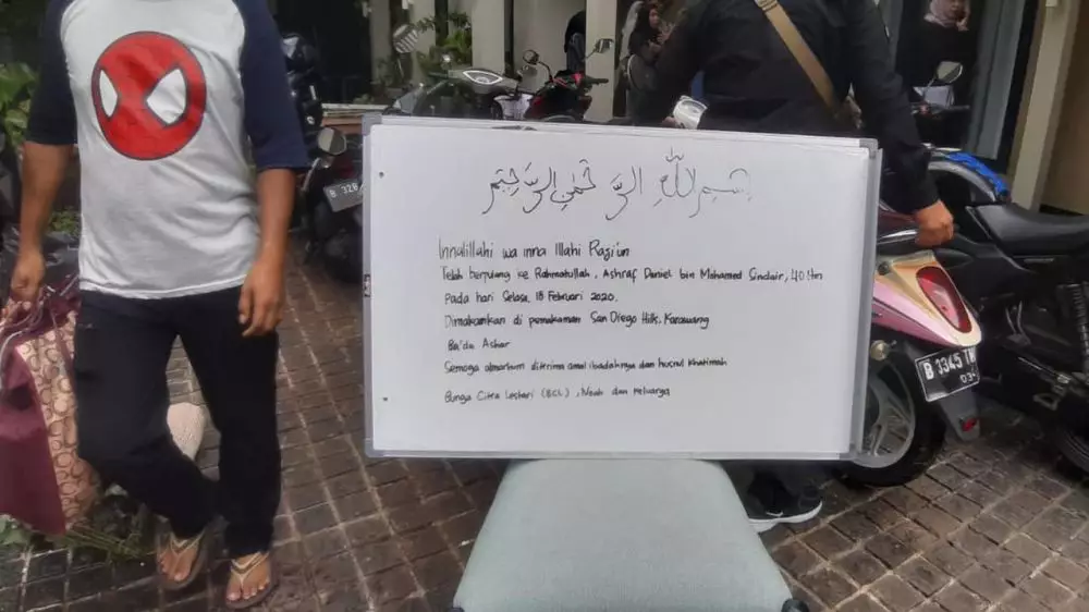 Ashraf dimakamkan  berbagai sumber 