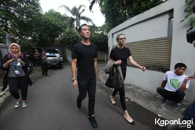 Seleb takziah Ashraf Sinclair  kapanlagi.com & merdeka.com  Seleb takziah Ashraf Sinclair  kapanlagi.com & merdeka.com