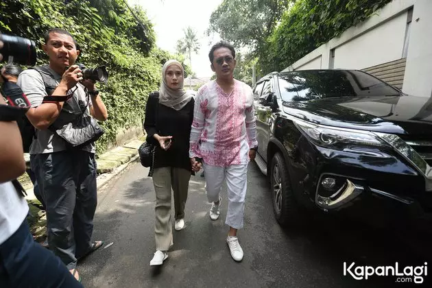 Seleb takziah Ashraf Sinclair  kapanlagi.com & merdeka.com  Seleb takziah Ashraf Sinclair  kapanlagi.com & merdeka.com