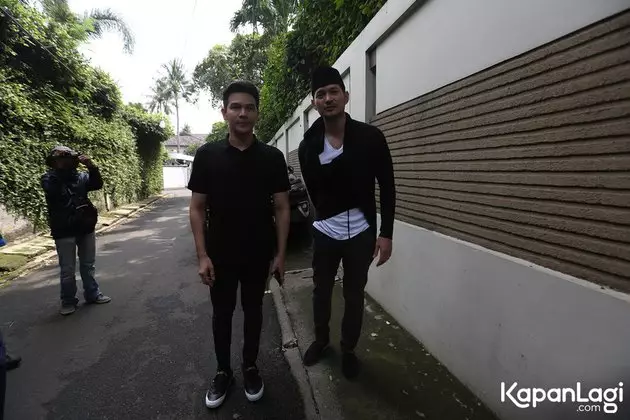 Seleb takziah Ashraf Sinclair  kapanlagi.com & merdeka.com  Seleb takziah Ashraf Sinclair  kapanlagi.com & merdeka.com