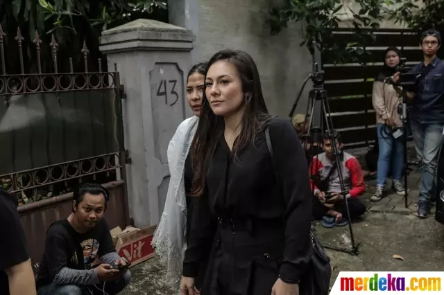 Seleb takziah Ashraf Sinclair  kapanlagi.com & merdeka.com  Seleb takziah Ashraf Sinclair  kapanlagi.com & merdeka.com