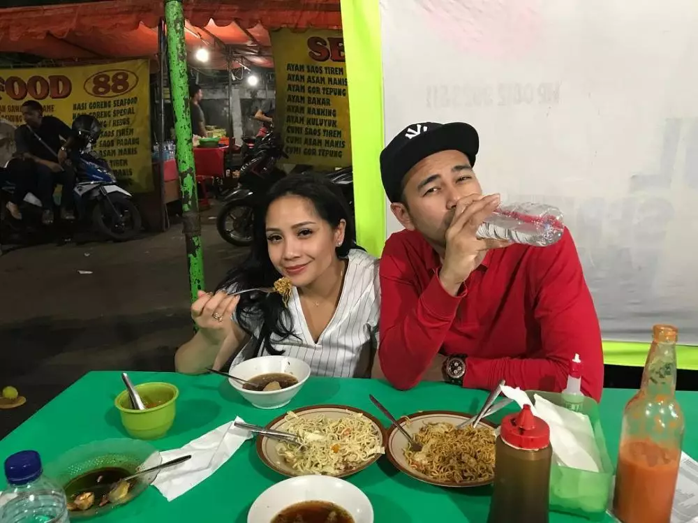 Pasangan seleb ini tak gengsi dinner di warung PKL Instagram Pasangan seleb ini tak gengsi dinner di warung PKL Instagram
