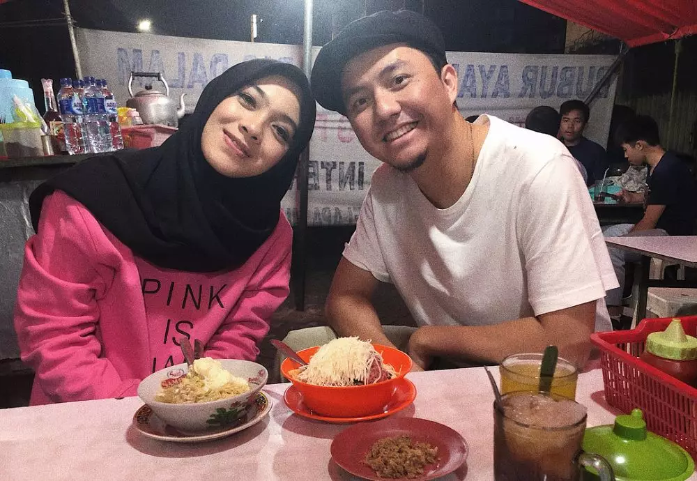 Pasangan seleb ini tak gengsi dinner di warung PKL Instagram Pasangan seleb ini tak gengsi dinner di warung PKL Instagram