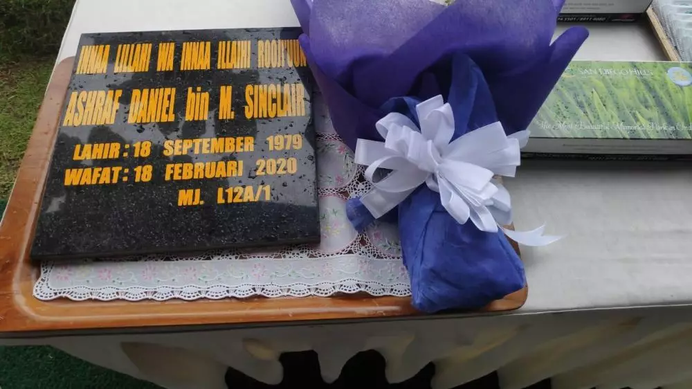 begini penampakan nisan Ashraf Sinclair Instagram begini penampakan nisan Ashraf Sinclair Instagram