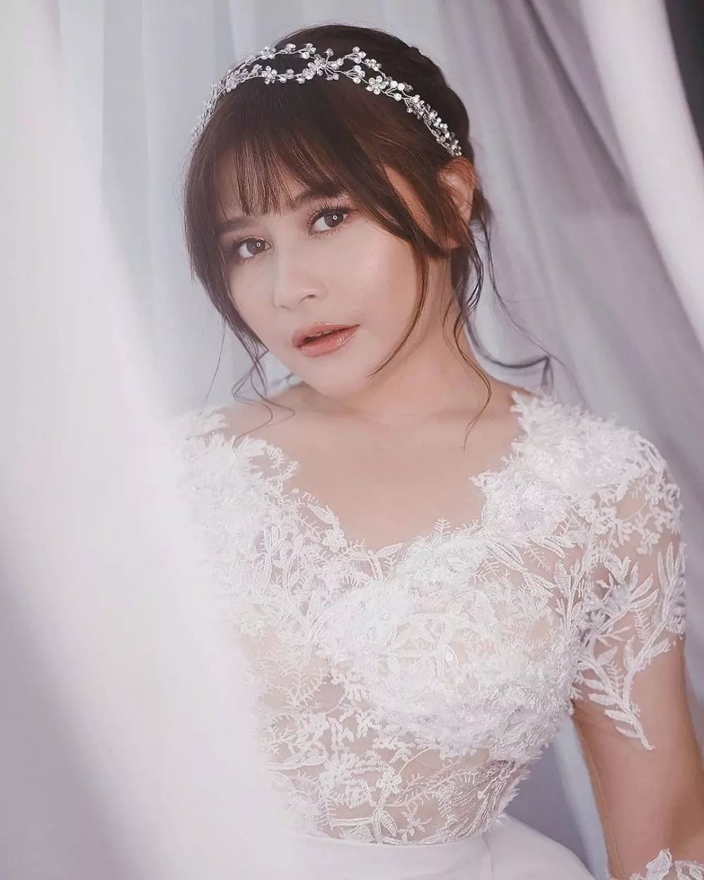 potret Prilly Latuconsina pakai baju pengantin Instagram