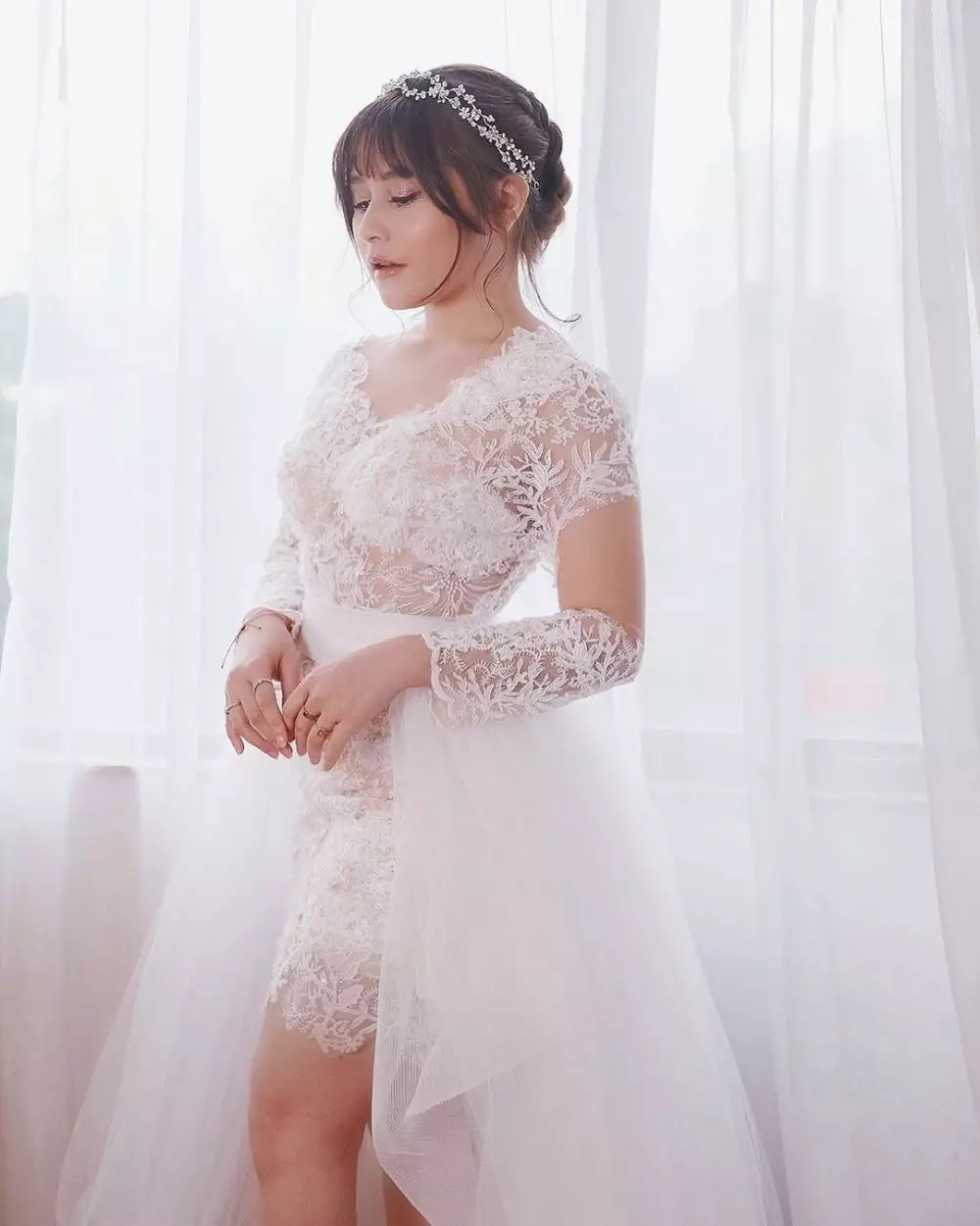 potret Prilly Latuconsina pakai baju pengantin Instagram