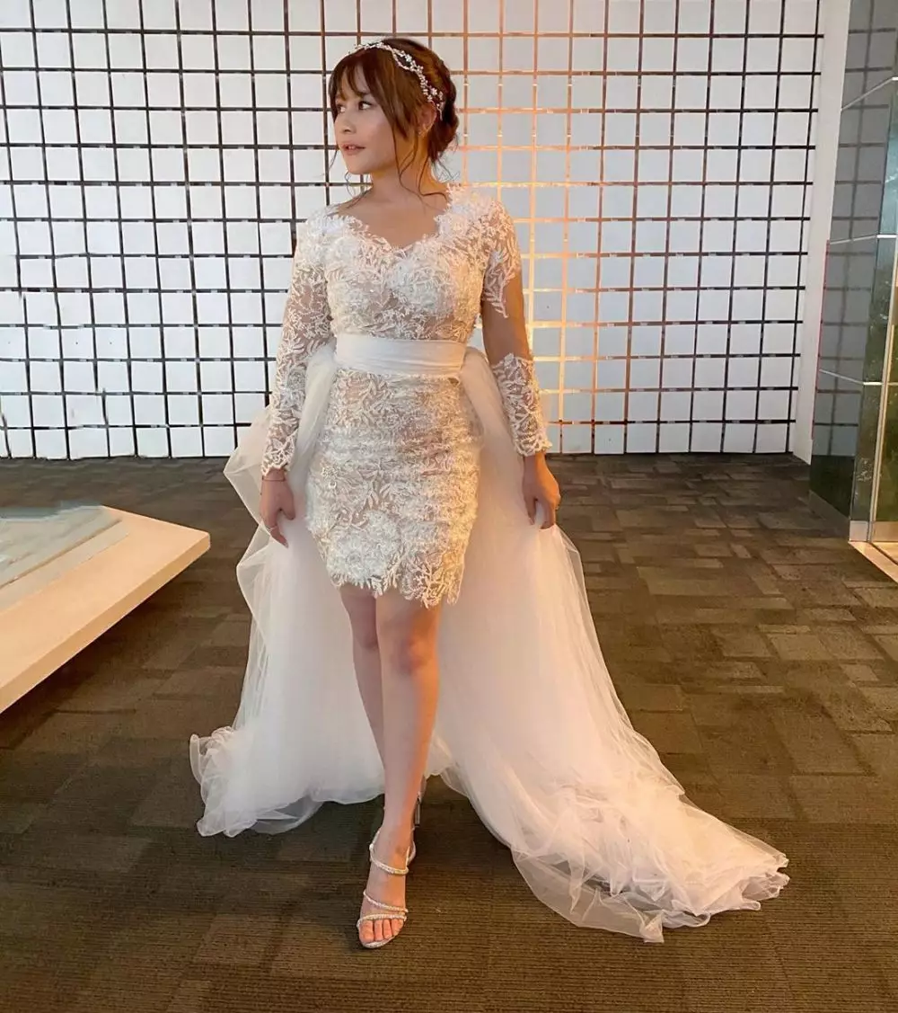 potret Prilly Latuconsina pakai baju pengantin Instagram