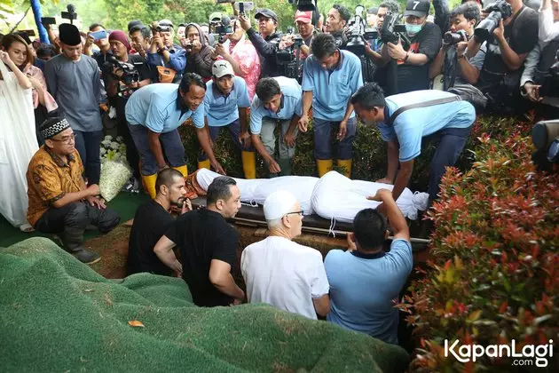 Potret pemakaman Ashraf Sinclair Instagram 