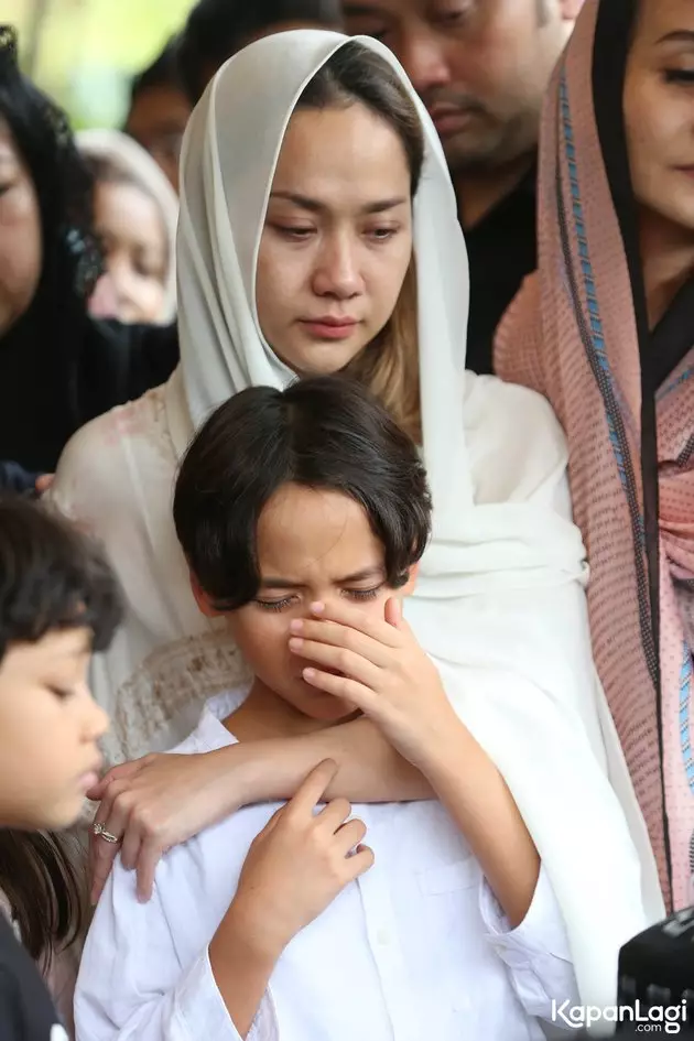 Potret pemakaman Ashraf Sinclair Instagram 