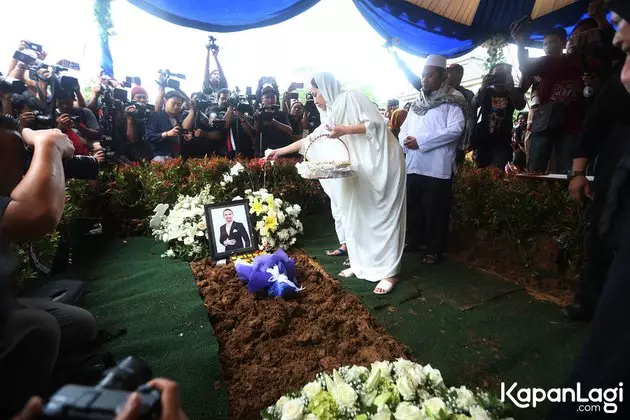 Potret pemakaman Ashraf Sinclair Instagram 