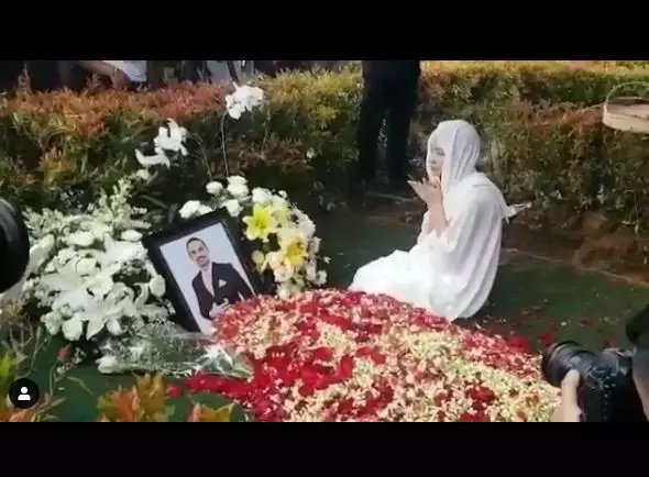 Potret pemakaman Ashraf Sinclair Instagram 