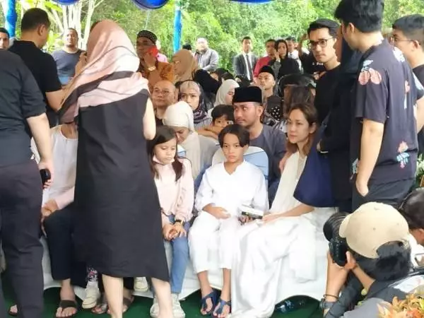 Potret pemakaman Ashraf Sinclair Instagram 