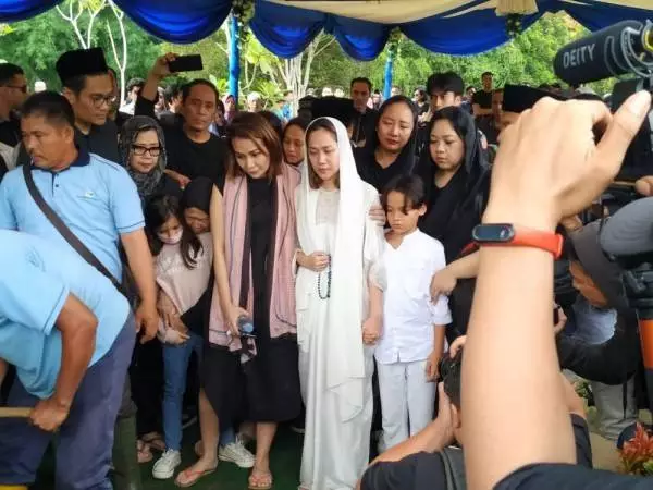 Potret pemakaman Ashraf Sinclair Instagram 