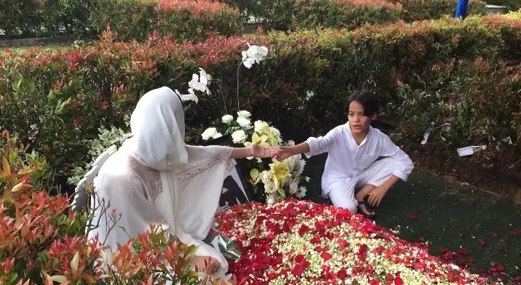 Momen BCL dan Noah di pemakaman  Instagram & kapanlagi.com 