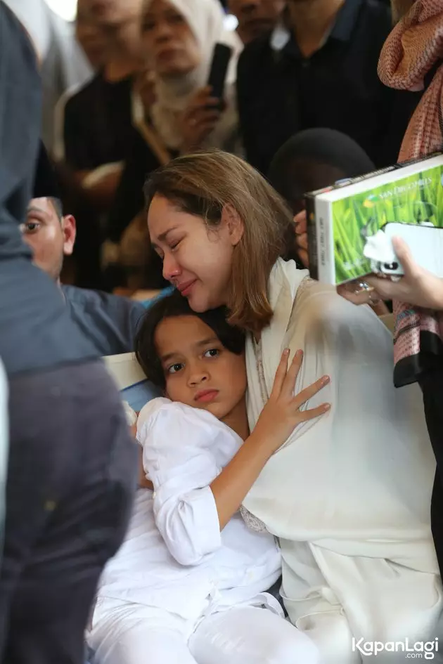 Tangis Noah di pemakaman  kapanlagi.com  Tangis Noah di pemakaman  kapanlagi.com