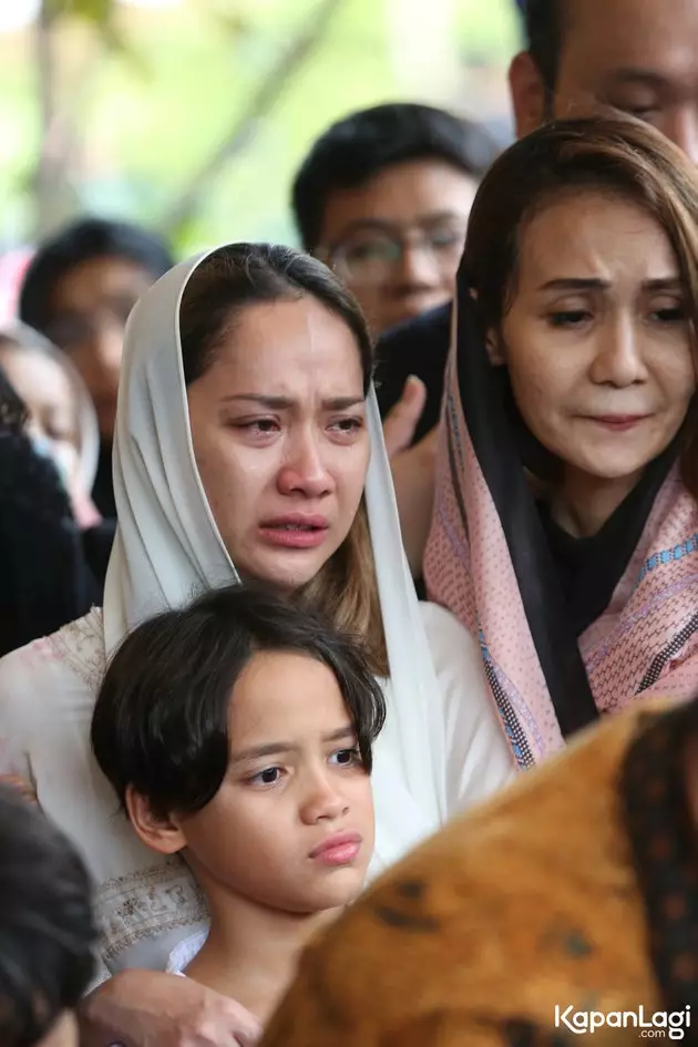 Tangis Noah di pemakaman  kapanlagi.com  Tangis Noah di pemakaman  kapanlagi.com