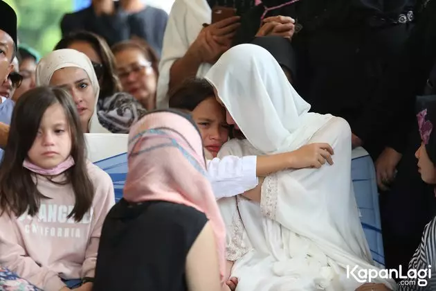 Tangis Noah di pemakaman  kapanlagi.com  Tangis Noah di pemakaman  kapanlagi.com