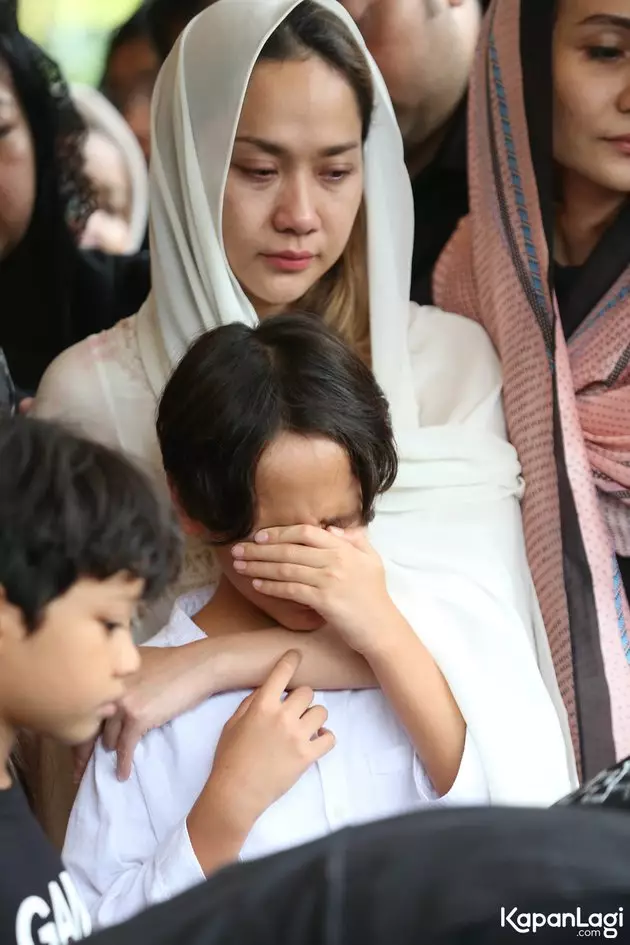 Tangis Noah di pemakaman  kapanlagi.com  Tangis Noah di pemakaman  kapanlagi.com