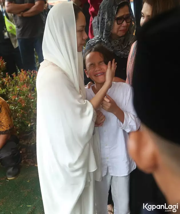 Tangis Noah di pemakaman  kapanlagi.com  Tangis Noah di pemakaman  kapanlagi.com