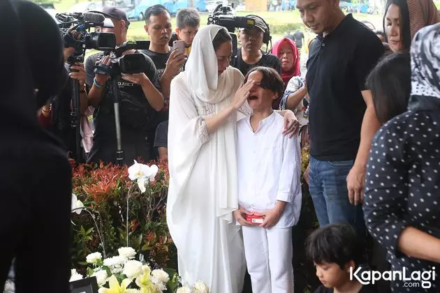 Tangis Noah di pemakaman  kapanlagi.com  Tangis Noah di pemakaman  kapanlagi.com