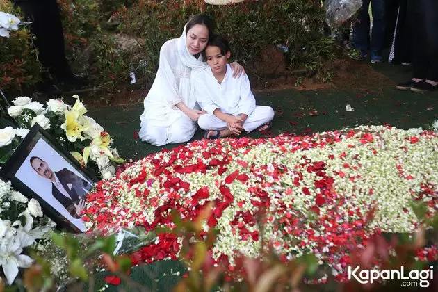 Tangis Noah di pemakaman  kapanlagi.com  Tangis Noah di pemakaman  kapanlagi.com