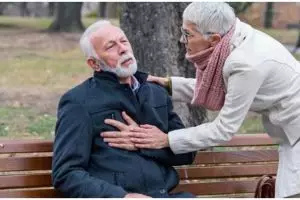 Cara memberikan pertolongan pertama pada penderita serangan jantung