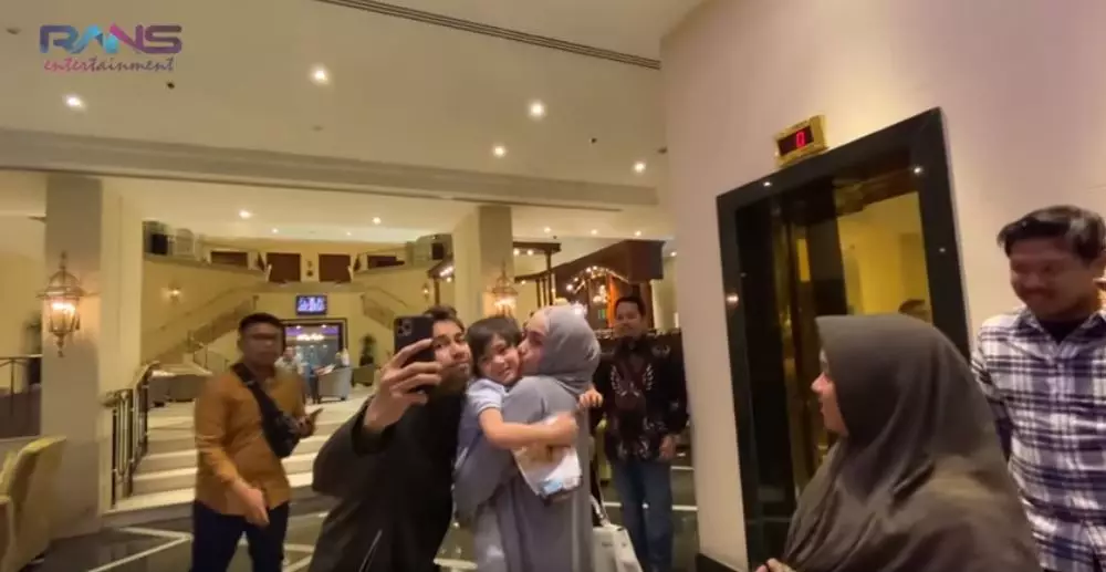 momen haru Nagita berpisah dengan Rafathar YouTube momen haru Nagita berpisah dengan Rafathar YouTube