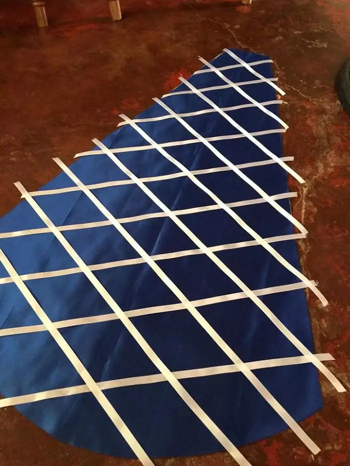 bikinkan gaun prom night untuk kakaknya internet