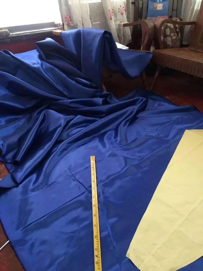 bikinkan gaun prom night untuk kakaknya internet