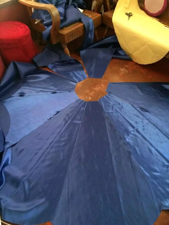 bikinkan gaun prom night untuk kakaknya internet