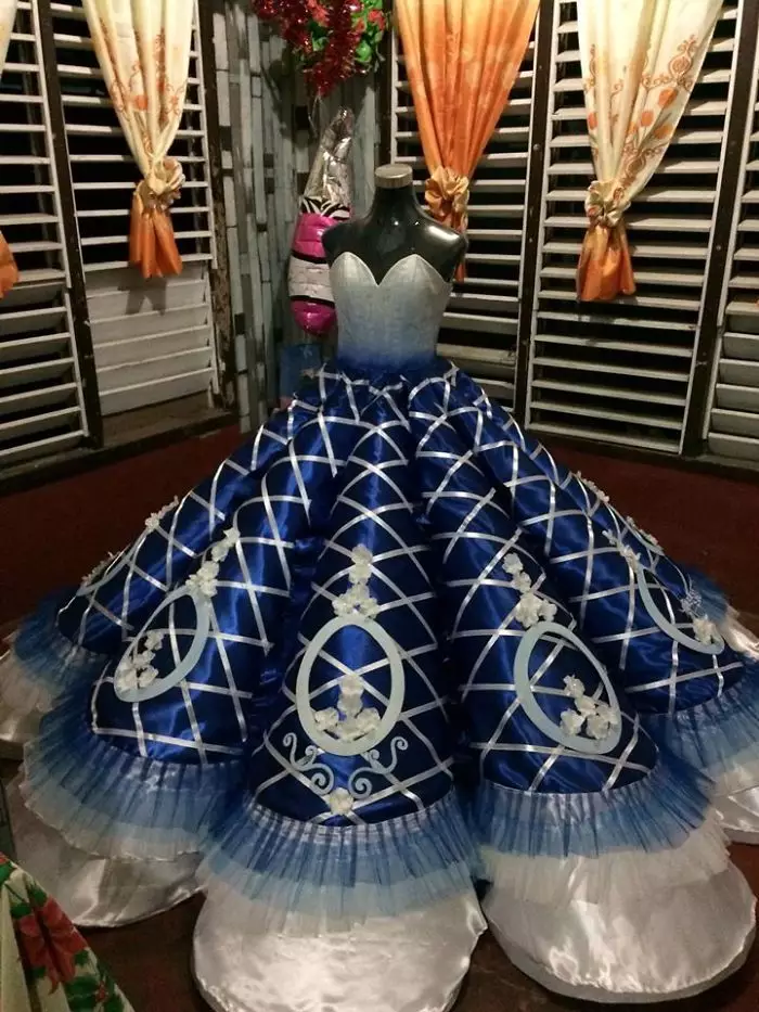 bikinkan gaun prom night untuk kakaknya internet